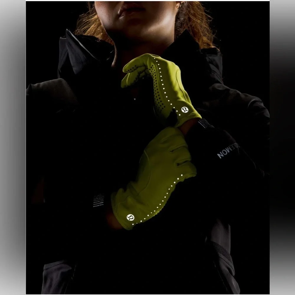 Lululemon Run for It All Gloves in Yellow Serpentine Size M/L
